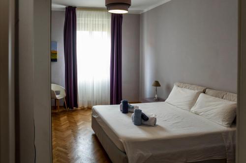 - une chambre avec un lit et une grande fenêtre dans l'établissement Vale a Livorno, à Livourne