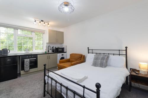 a bedroom with a bed and a kitchen at No4a, Cosy Studio Escape in Central Bedworth in Bedworth