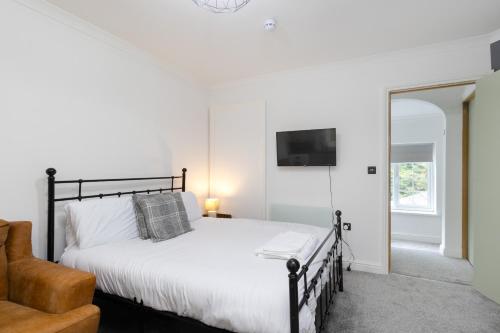 a bedroom with a bed and a tv on the wall at No4a, Cosy Studio Escape in Central Bedworth in Bedworth