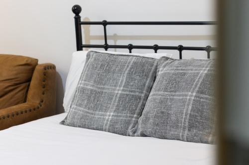Una cama con dos almohadas encima. en No4a, Cosy Studio Escape in Central Bedworth en Bedworth