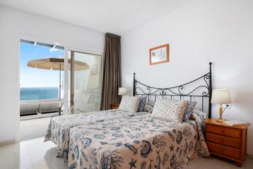 Schlafzimmer mit einem Bett und Meerblick in der Unterkunft Callao Beach 8 in Arrieta