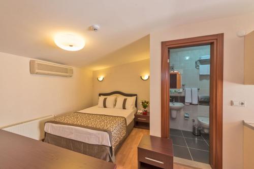 イスタンブールにあるタクシム ホテル マリンのベッドとバスルーム付きのホテルルームです。