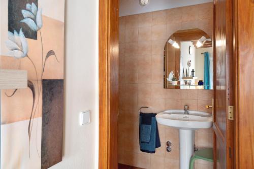 W łazience znajduje się umywalka i lustro. w obiekcie Viviendas El Pescador - Timón w mieście El Golfo