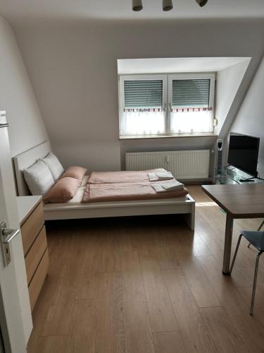 a bedroom with a bed and a desk and a table at Appartament im Herzen von Nürnberg in Nürnberg