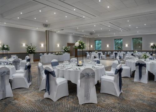 Ein Restaurant oder anderes Speiselokal in der Unterkunft Delta Hotels by Marriott Swindon 