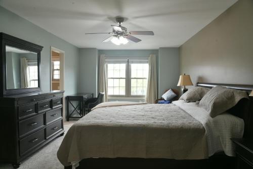 Llit o llits en una habitació de Entire townhouse close to Hershey Park