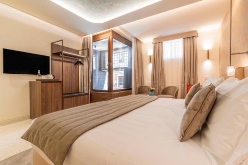a large bedroom with a large bed and a television at Palazzo Keller in Venice