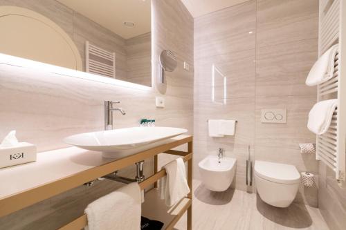 a bathroom with a sink and a toilet at Palazzo Keller in Venice