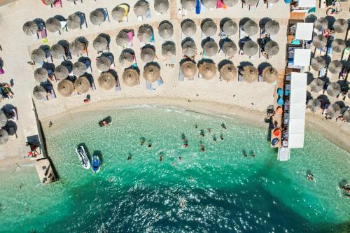 una vista aérea de una playa con personas y sombrillas en Vila Era Beach en Sarandë