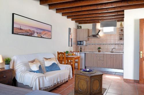 a living room with a couch and a kitchen at Viviendas El Pescador - Remo in El Golfo