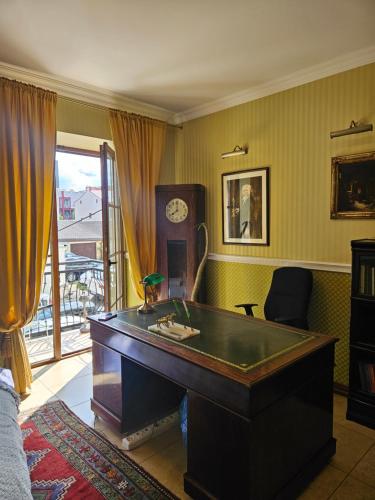 Χώρος καθιστικού στο Barrister's apartments with fireplace