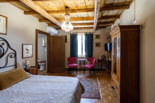 una camera con letto, tavolo e sedie di B&B Formigola a Corticelle Pieve