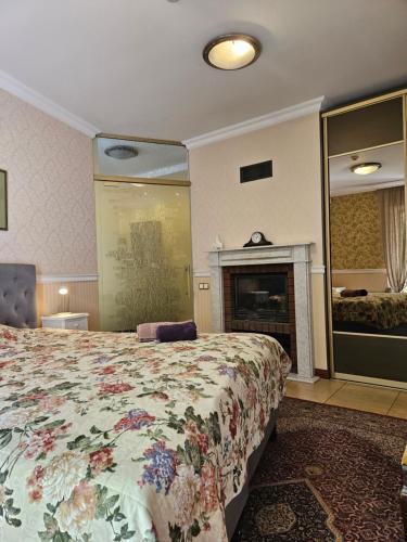 Ένα ή περισσότερα κρεβάτια σε δωμάτιο στο Barrister's apartments with fireplace