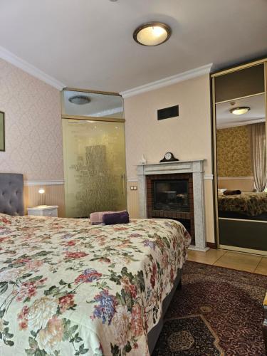 Кровать или кровати в номере Barrister's apartments with fireplace