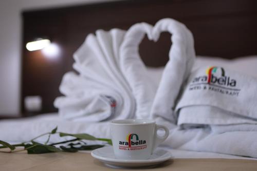Ένα ή περισσότερα κρεβάτια σε δωμάτιο στο Arabella Hotel