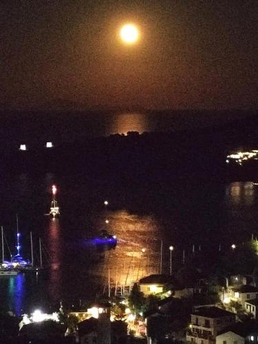 a view of a city at night with a moon at Studio Fetsi in Kiónion