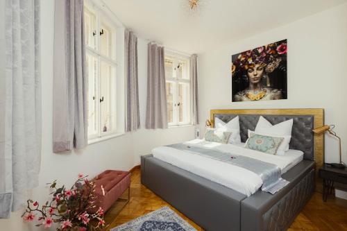 1 dormitorio con 1 cama y una pintura en la pared en Exklusive Ferienwohnung Arthur en Zeitz