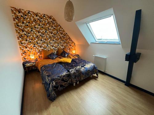 ein Schlafzimmer mit einem großen Bett und einem Fenster in der Unterkunft Gite sublime campagne in La Baconnière