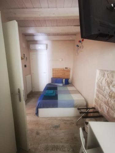 a small bedroom with a bed in a room at San Pietro al Borgo in Molfetta