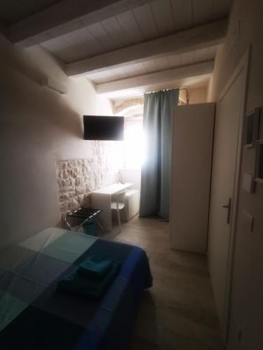 a bedroom with a bed and a desk in a room at San Pietro al Borgo in Molfetta