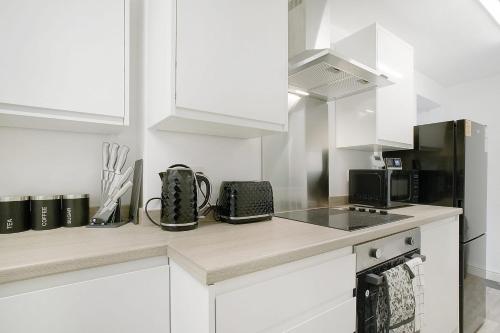 Stylish 3-Bed House on Hope Close – Photos 3