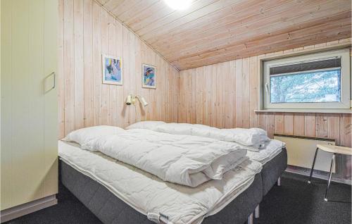 Kama o mga kama sa kuwarto sa Stunning Home In Blvand With Sauna