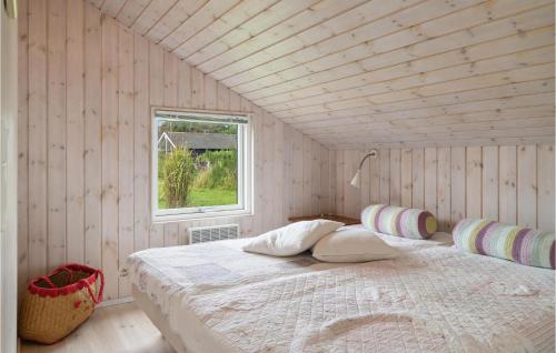 una camera con un grande letto in una stanza con finestra di Gorgeous Home In Sams With Kitchen a Tanderup