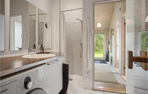 ein Badezimmer mit einem Waschbecken und einer Waschmaschine in der Unterkunft Gorgeous Home In Sams With Kitchen in Tanderup