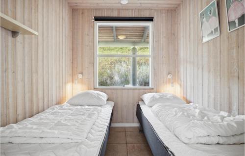 BjerregårdにあるGorgeous Home In Hvide Sande With Saunaの窓付きの部屋 ベッド2台
