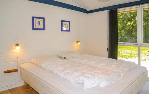 ホにある3 Bedroom Cozy Home In Blvandの窓付きの客室で、白い大型ベッド1台が備わります。