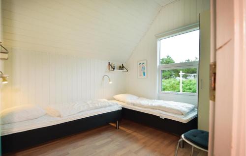 ブラーバンドにあるAwesome Home In Blvand With 4 Bedrooms, Sauna And Wifiの窓付きの部屋 ベッド2台