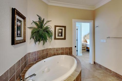 een grote badkamer met een bad in de kamer bij Beach Club #1804C in Pensacola Beach