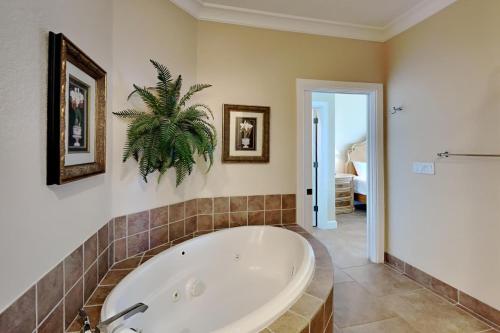 Un baño grande con bañera en una habitación. en Beach Club #1804C, en Pensacola Beach