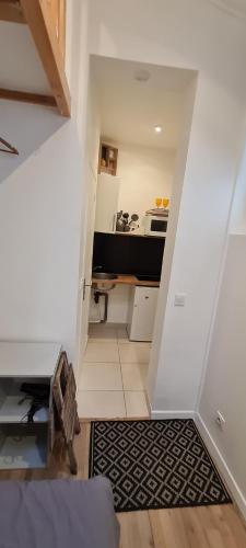 Kuchyňa alebo kuchynka v ubytovaní Cosy Studio in Montmartre
