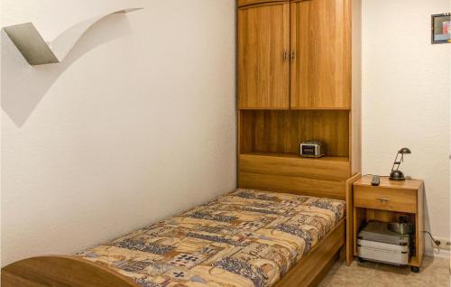 מיטה או מיטות בחדר ב-Stunning Apartment In Schwerin With Kitchen