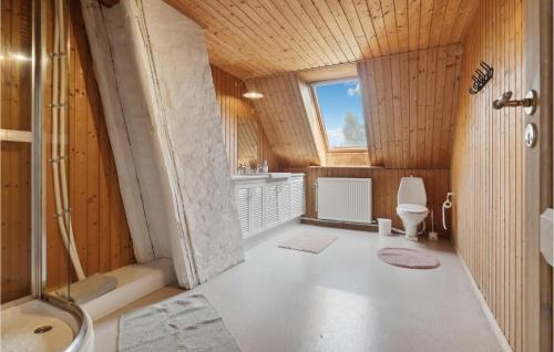 baño con ducha y aseo y ventana en Markeregaard, en Spidsegård