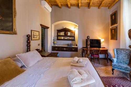 une chambre avec un lit avec des serviettes dessus dans l'établissement B&B Formigola, à Corticelle Pieve