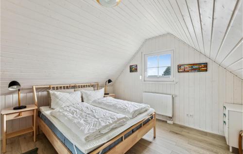 a bedroom with a bed in a white room at Lovely Home In Zerpenschleuse With Wifi in Berg