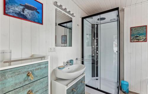 a bathroom with a sink and a shower at Lovely Home In Zerpenschleuse With Wifi in Berg