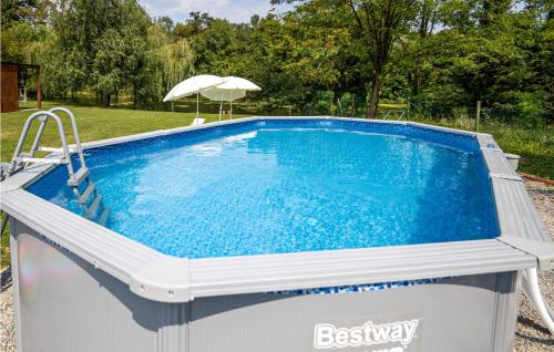Piscina a Gorgeous Home In Rokovci With Kitchen o a prop