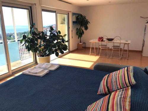 una camera con letto blu e tavolo con sedie di SeaTrieste a Trieste