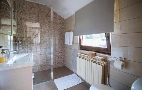La salle de bains est pourvue d'une douche, d'un lavabo et de toilettes. dans l'établissement Awesome Home In Rokovci With House A Panoramic View, 