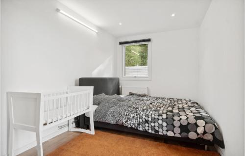 um quarto com uma cama, uma secretária e uma janela em Lovely Home In Jgerspris With House Sea View em Jægerspris