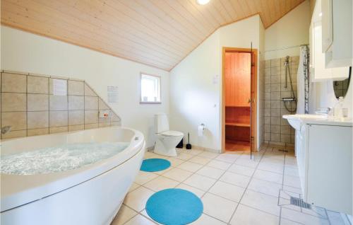 エーベルトフトにあるBeautiful Home In Ebeltoft With 4 Bedrooms, Sauna And Wifiの広いバスルーム(バスタブ、トイレ付)