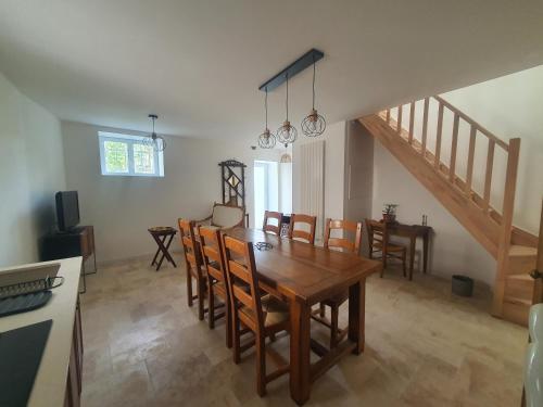 une cuisine et une salle à manger avec une table et des chaises dans l'établissement La clé des champs, à Videlles