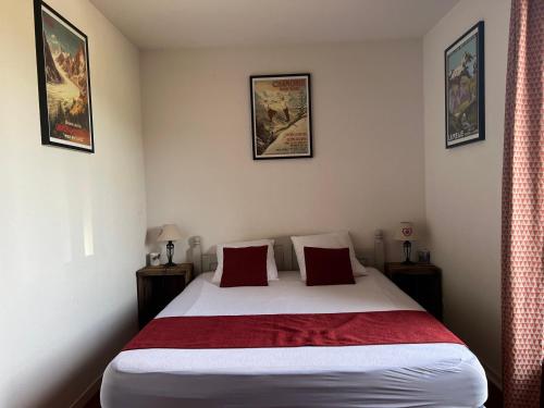 um quarto com uma cama e duas fotografias na parede em Chalet La Joue du Loup, 3 pièces, 6 personnes - FR-1-504-480 em Le Dévoluy