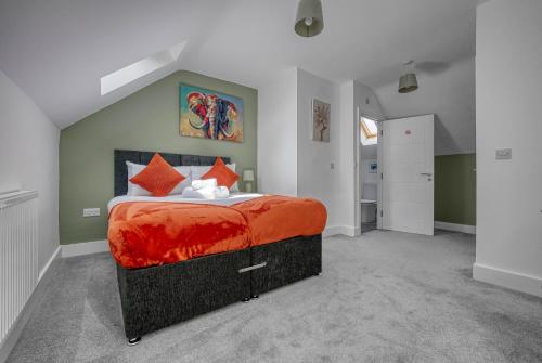 Ένα ή περισσότερα κρεβάτια σε δωμάτιο στο Luxurious Birmingham Home Private Parking WiFi - near to NEC and QEH