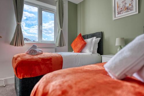 Ένα ή περισσότερα κρεβάτια σε δωμάτιο στο Luxurious Birmingham Home Private Parking WiFi - near to NEC and QEH