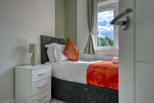 Ένα ή περισσότερα κρεβάτια σε δωμάτιο στο Luxurious Birmingham Home Private Parking WiFi - near to NEC and QEH