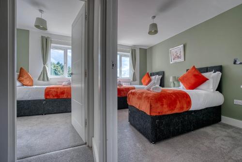Ένα ή περισσότερα κρεβάτια σε δωμάτιο στο Luxurious Birmingham Home Private Parking WiFi - near to NEC and QEH